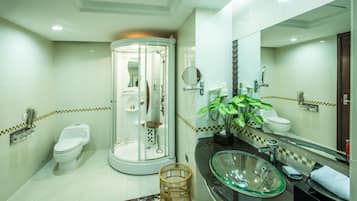 Commercial Suite | Pillowtop beds, free minibar items, desk, blackout drapes