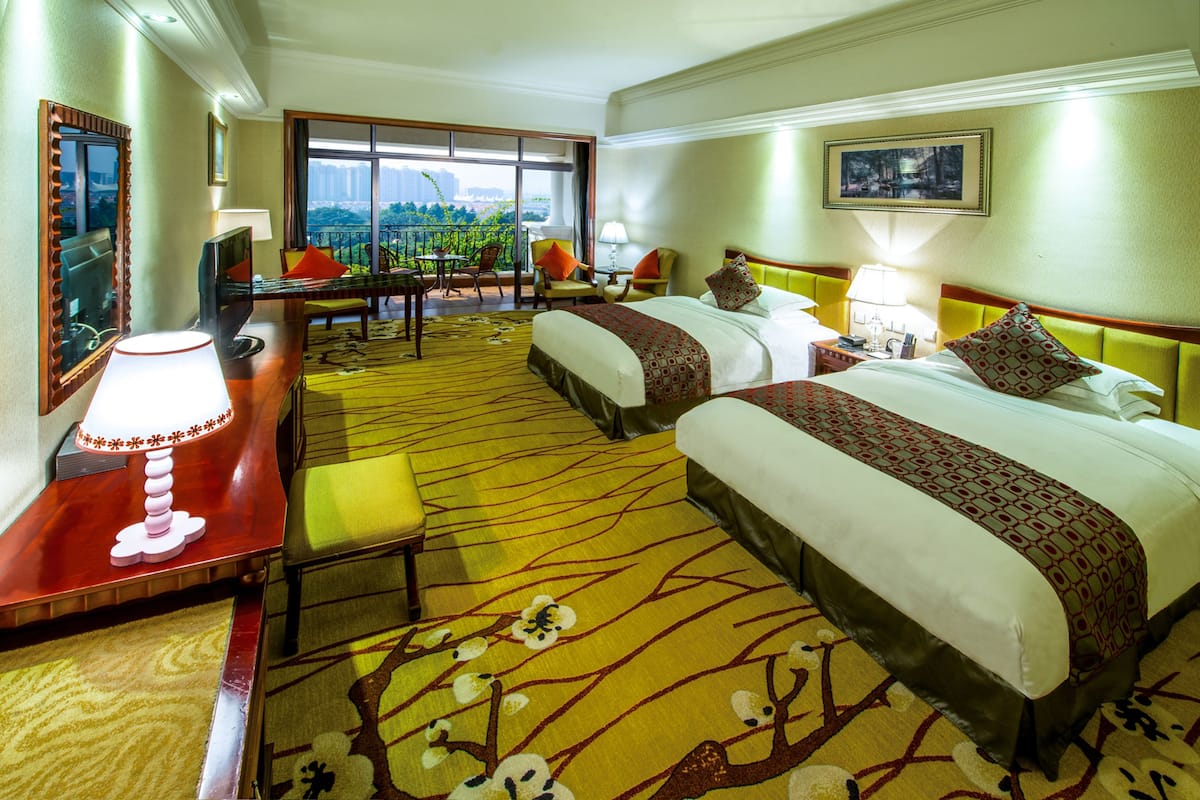 1 bedroom, pillow-top beds, free minibar items, desk