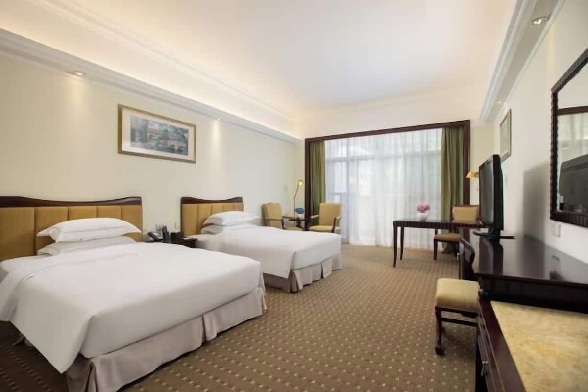 1 bedroom, pillow-top beds, free minibar items, desk