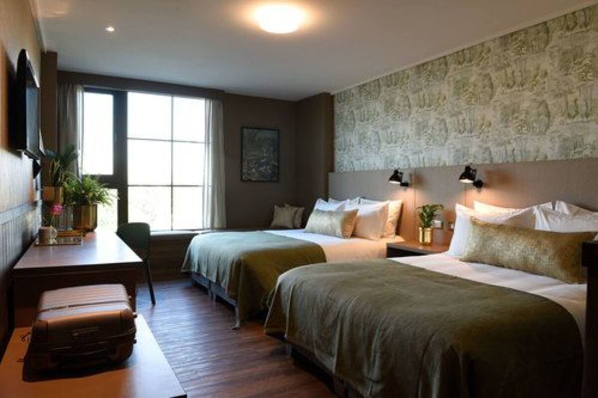 Habitación estándar doble, 2 camas de matrimonio | Ropa de cama hipoalergénica, colchones Tempur-Pedic, minibar