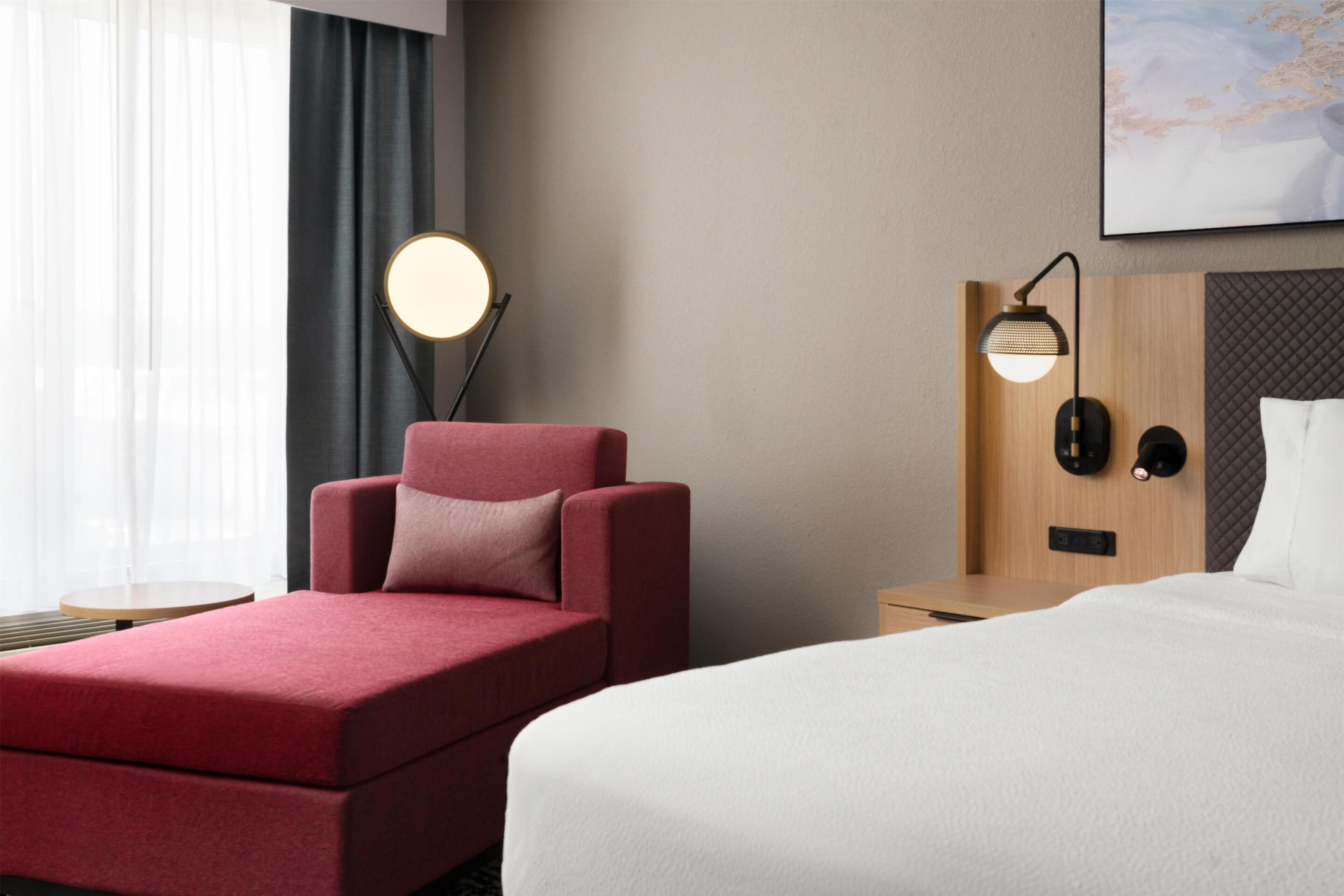 Habitación estándar, 1 cama de matrimonio grande | Zona de estar | Una televisión