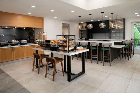 Frühstück und Abendessen. Hilton Garden Inn Richmond South/Southpark