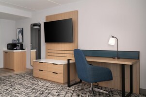 Deluxe Room, 1 King Bed, Jetted Tub | Premium bedding, pillowtop beds, in-room safe, desk