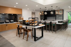 Desayuno a la carta todos los días (con cargo)