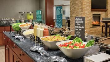 Aperto a pranzo e cena, cucina americana