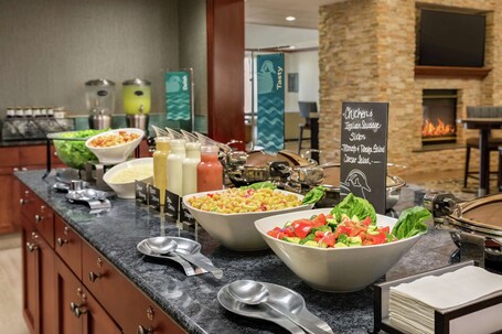 Lunch and dinner served, American cuisine