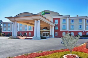 A Holiday Inn Express hotel with a covered entrance, multiple floors, and a landscaped front yard. - Holiday Inn Express & Suites Thomasville by IHG (Thomasville)
