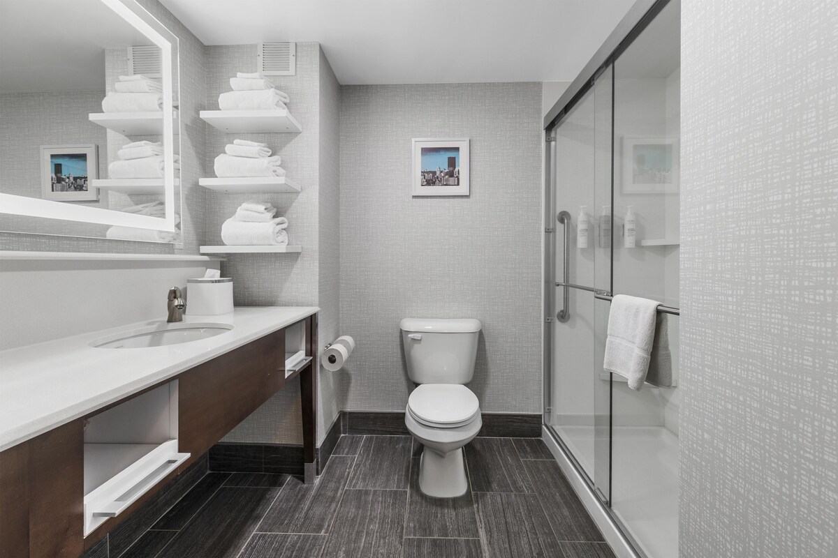 Un baño moderno con inodoro, lavabo y ducha.