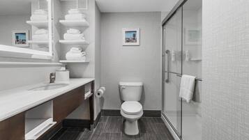 Un baño moderno con inodoro, lavabo y ducha.