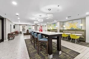 Lobby - Hampton Inn Salem, VA (Salem)