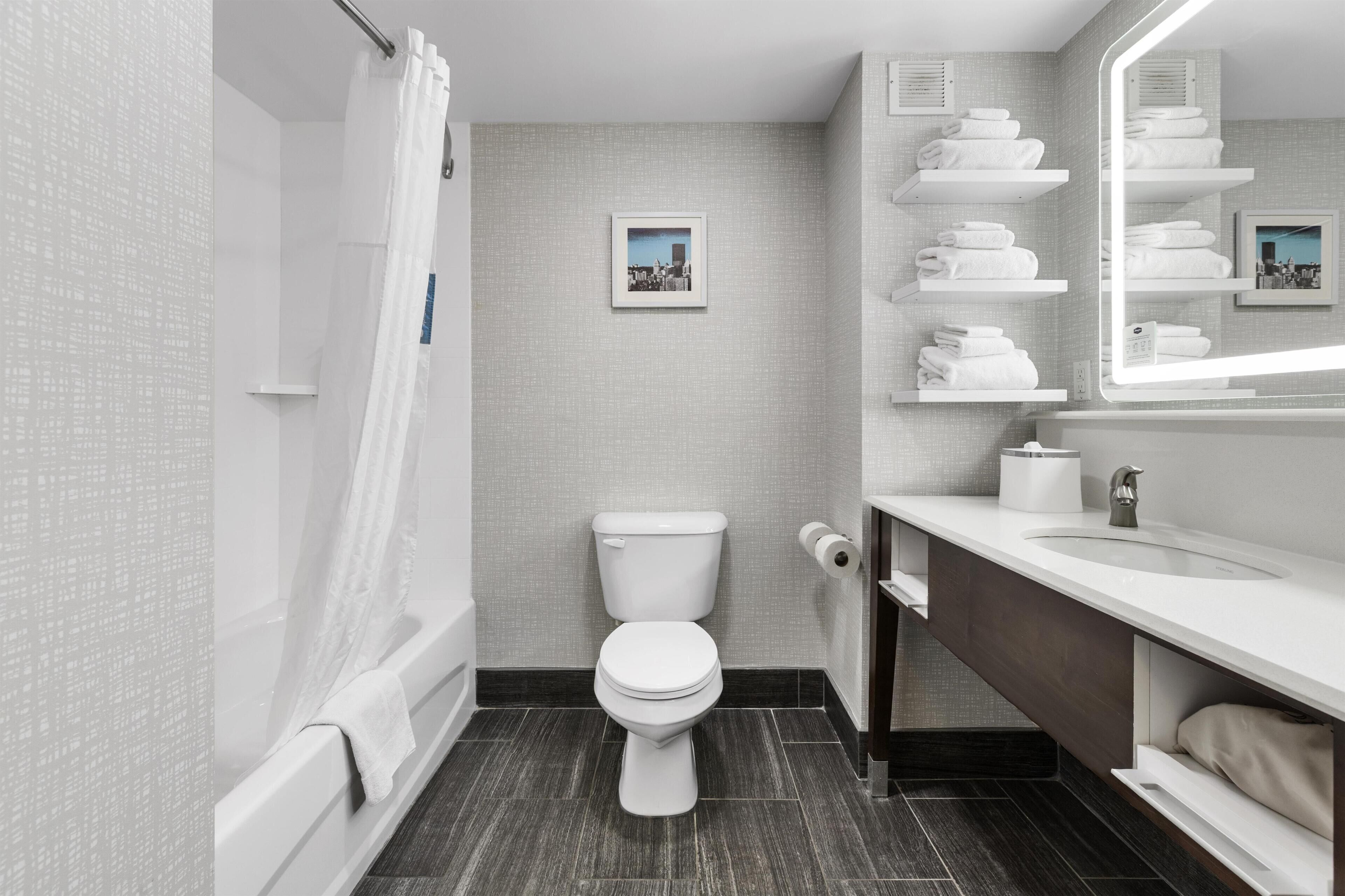 Articles de toilette gratuits, sèche-cheveux, serviettes fournies