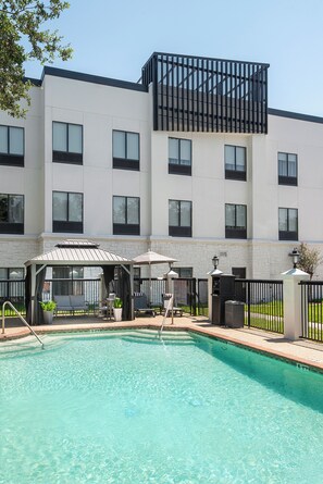 Utendørsbasseng, bassengparasoller og solsenger