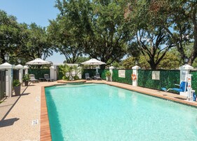 Piscina all'aperto, ombrelloni da piscina, lettini