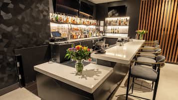Serveert ontbijt, lunch en diner