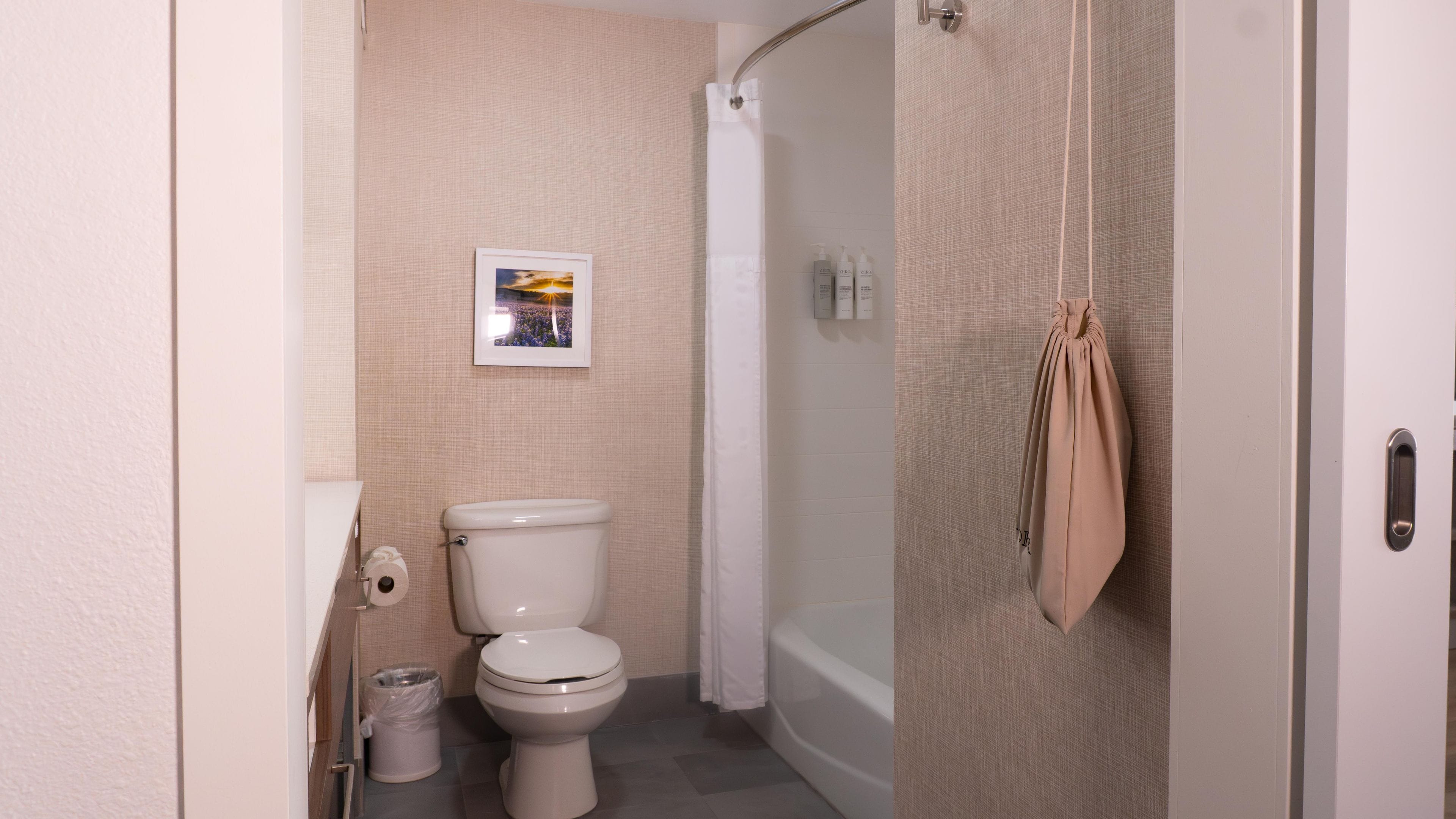 Un baño con inodoro, ducha y bañera.