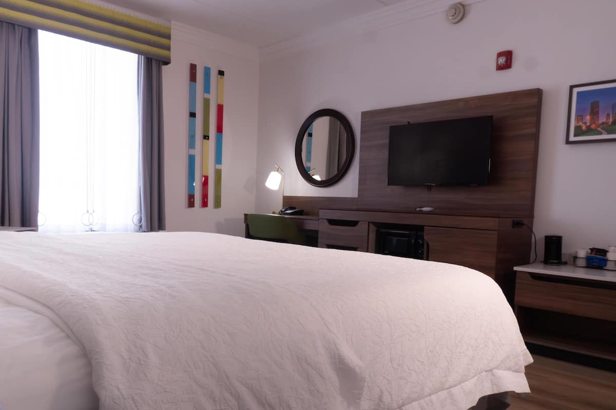 Camera, 1 letto king, accessibile ai disabili, non fumatori | 1 camera, biancheria da letto di alta qualità, copriletto in piuma