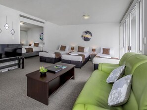 Deluxe Family Suite | Blackout drapes, iron/ironing board, cribs/infant beds, WiFi - Crown on Cintra Lane (Auckland)