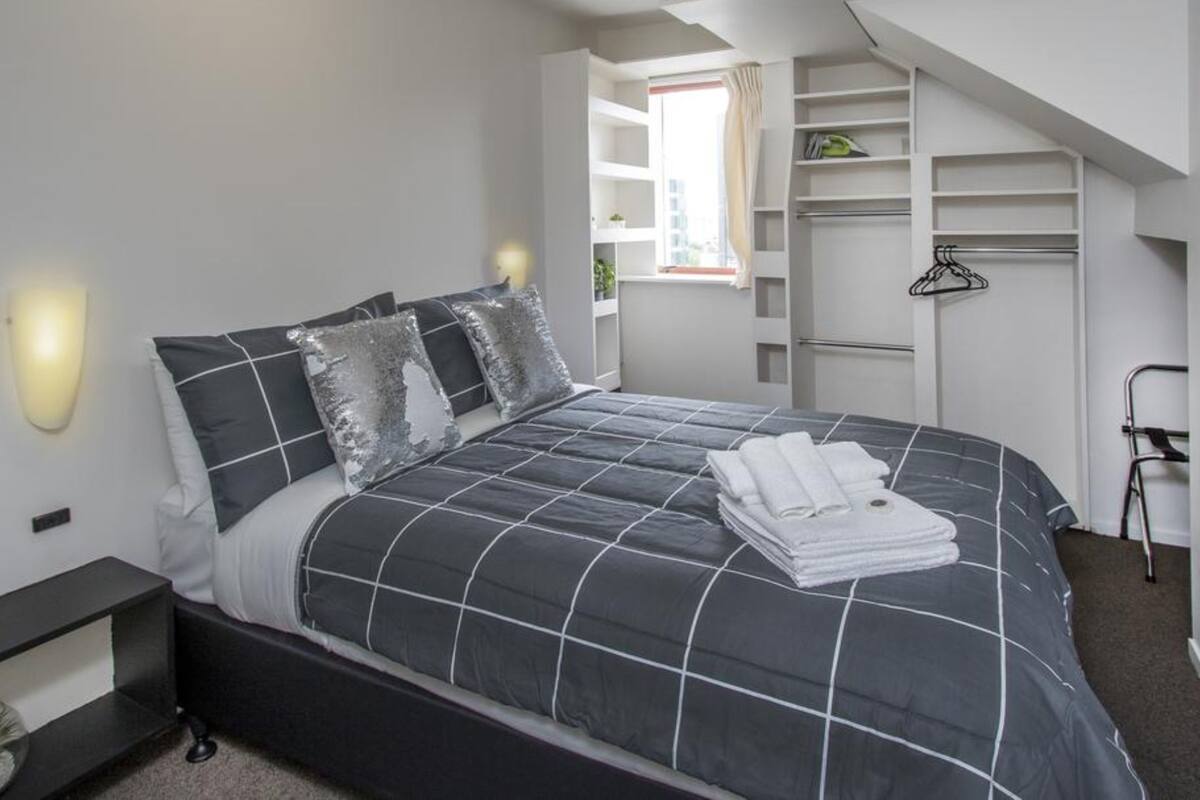 Deluxe appartement, 1 slaapkamer | Verduisterende gordijnen, een strijkplank/strijkijzer