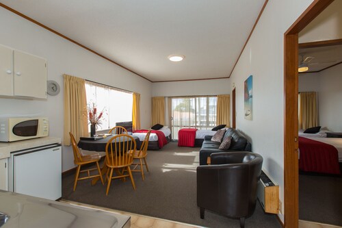 Summit Motor Lodge
