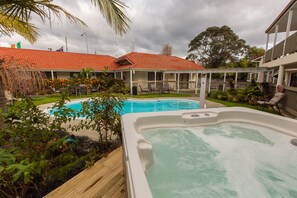 Bain à remous extérieur