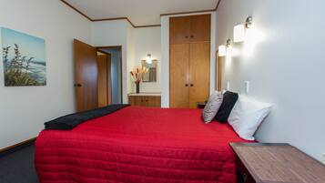 Standard Suite, 2 Bedrooms, Kitchen (Unit) | Premium bedding, iron/ironing board, free WiFi