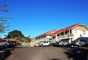 Free self-parking - Summit Motor Lodge (Tauranga)