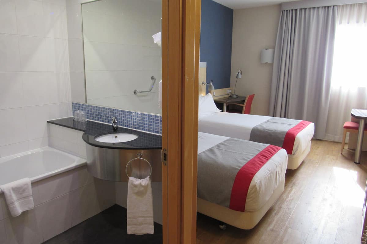 Standard Room, 2 Twin Beds (Free Breakfast) | Desk, blackout drapes, soundproofing, iron/ironing board