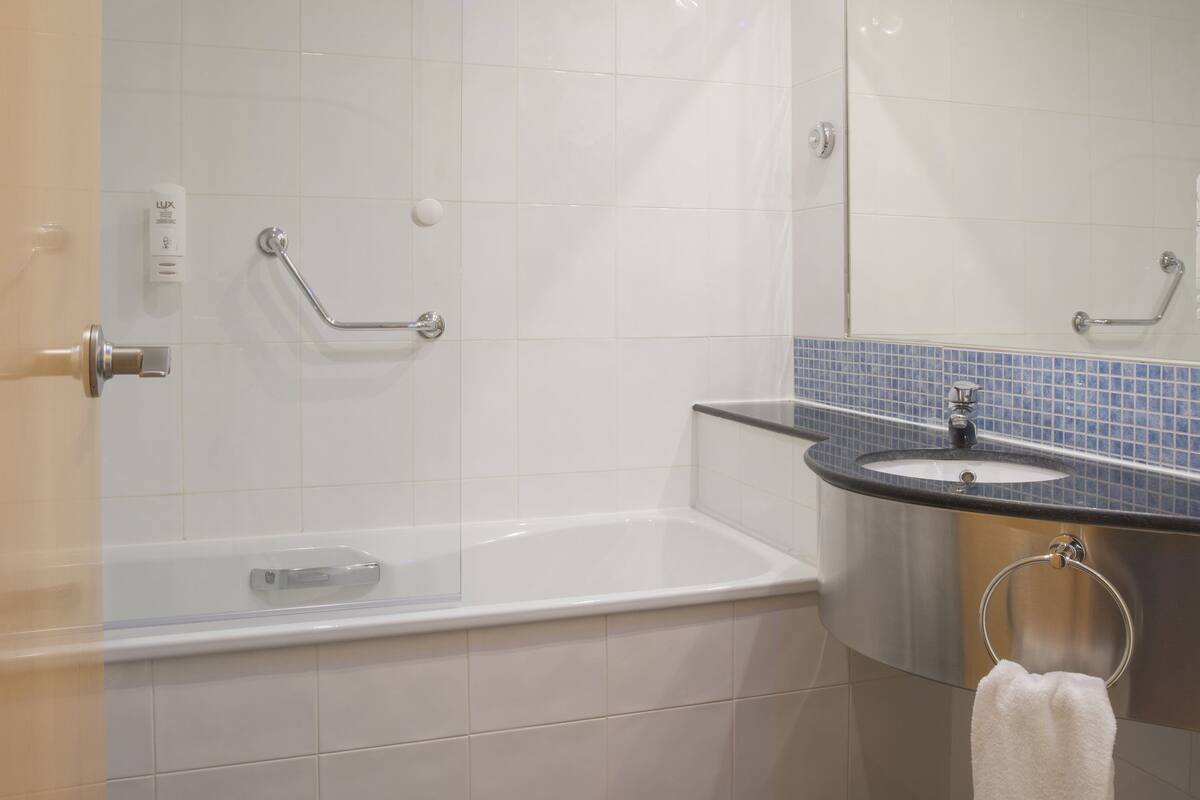 deep-soaking bathtub, hair dryer, bidet, towels