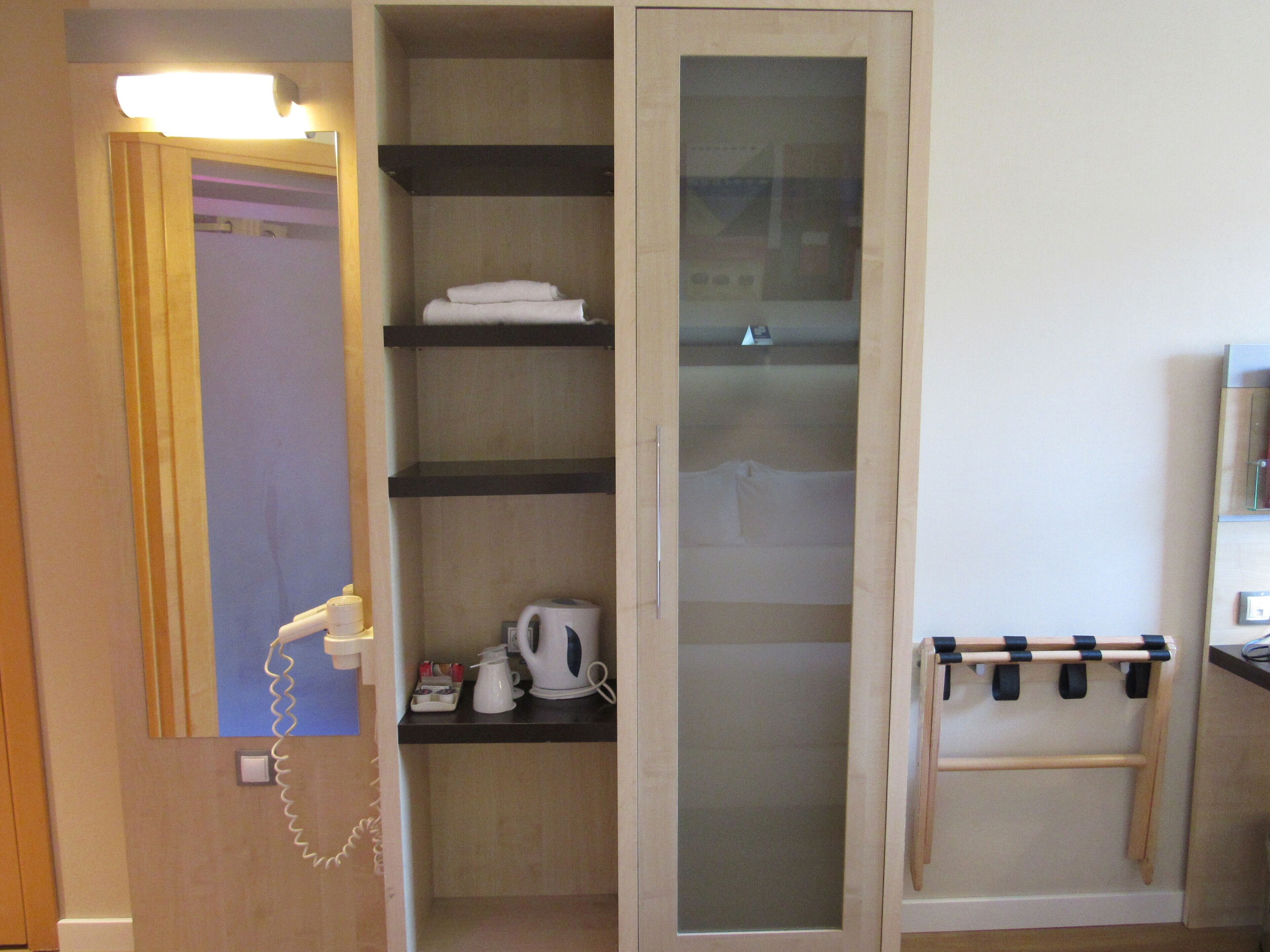 1 bedroom, desk, blackout curtains, soundproofing