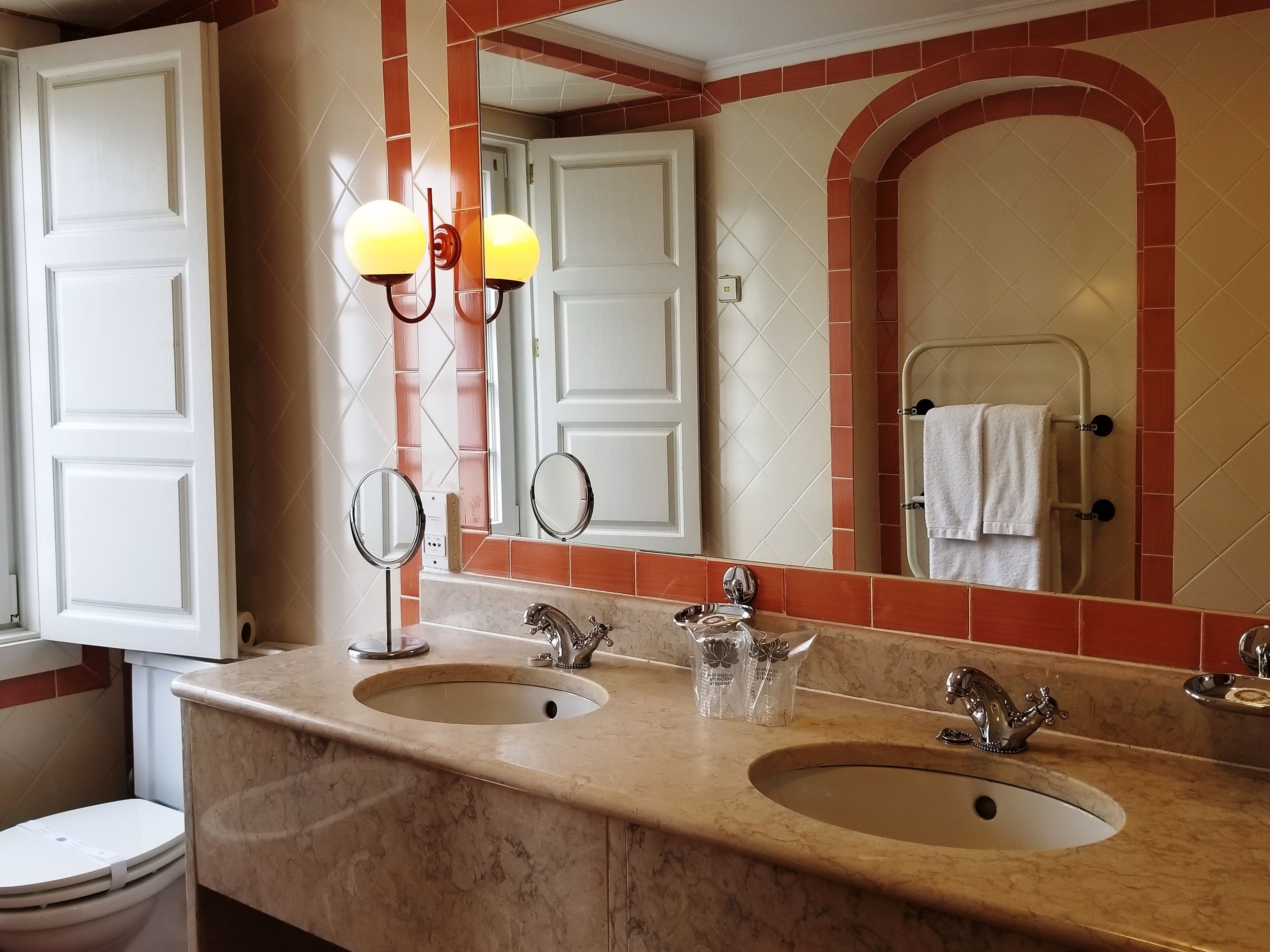 suite | bathroom | combined shower/bathtub, hair dryer, bidet, towels