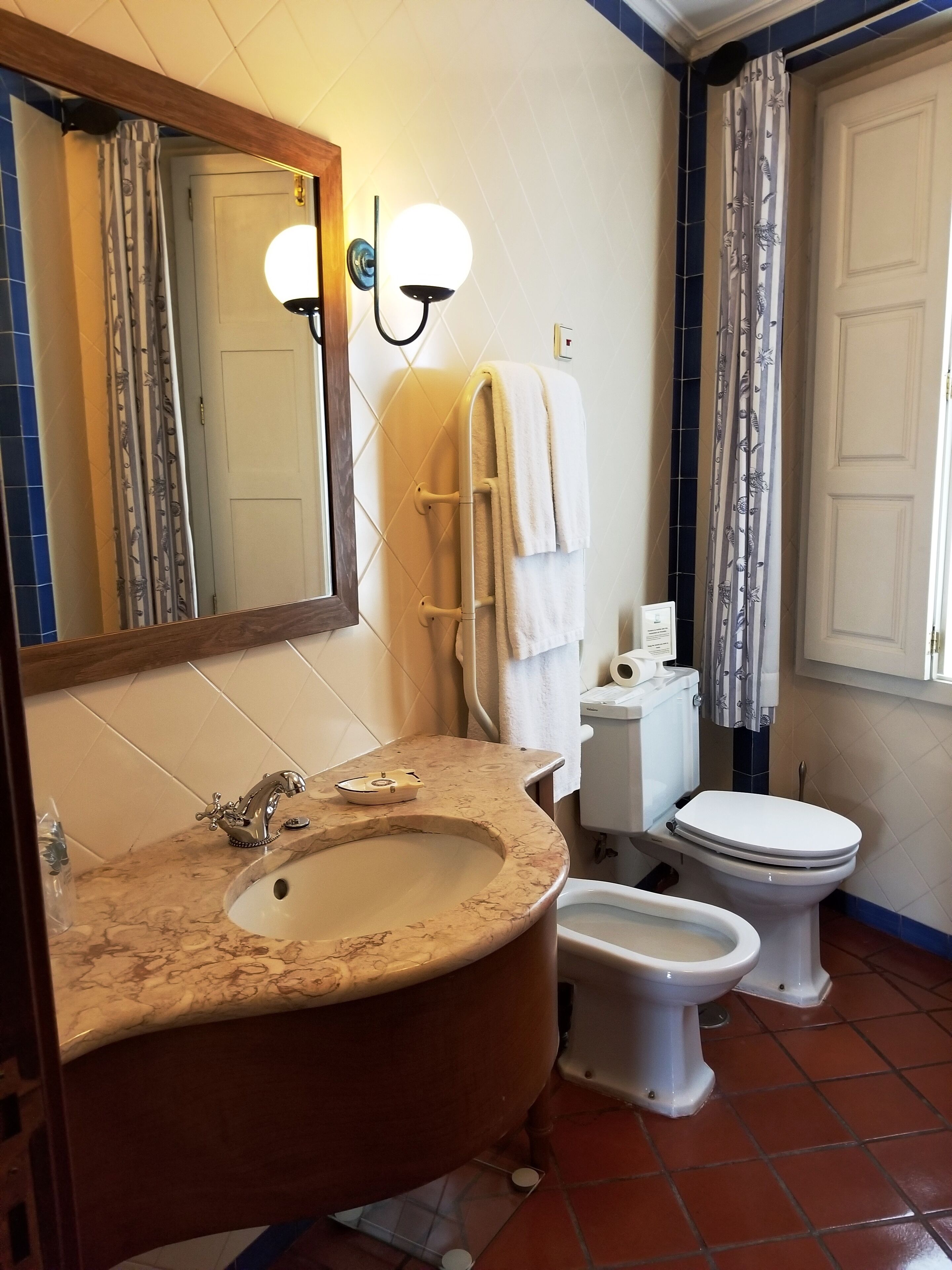 suite | bathroom | combined shower/bathtub, hair dryer, bidet, towels
