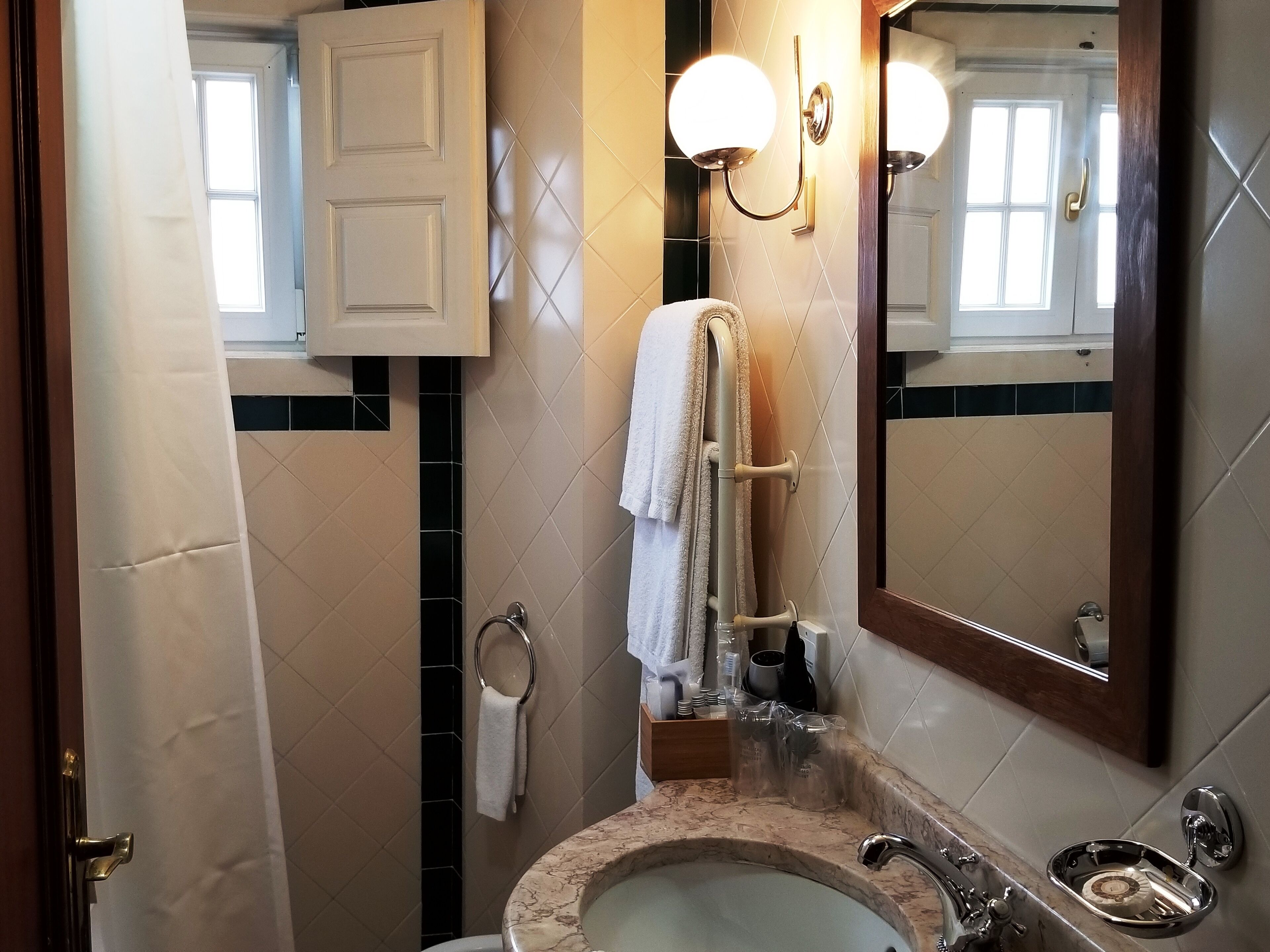 single room | bathroom | combined shower/bathtub, hair dryer, bidet, towels