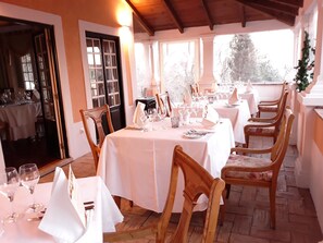 Petit déjeuner, déjeuner et dîner servis sur place