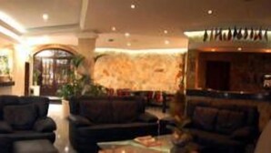 A spacious lobby with a pool area, comfortable seating, and a reception desk. - Quinta dos Três Pinheiros (Mealhada)