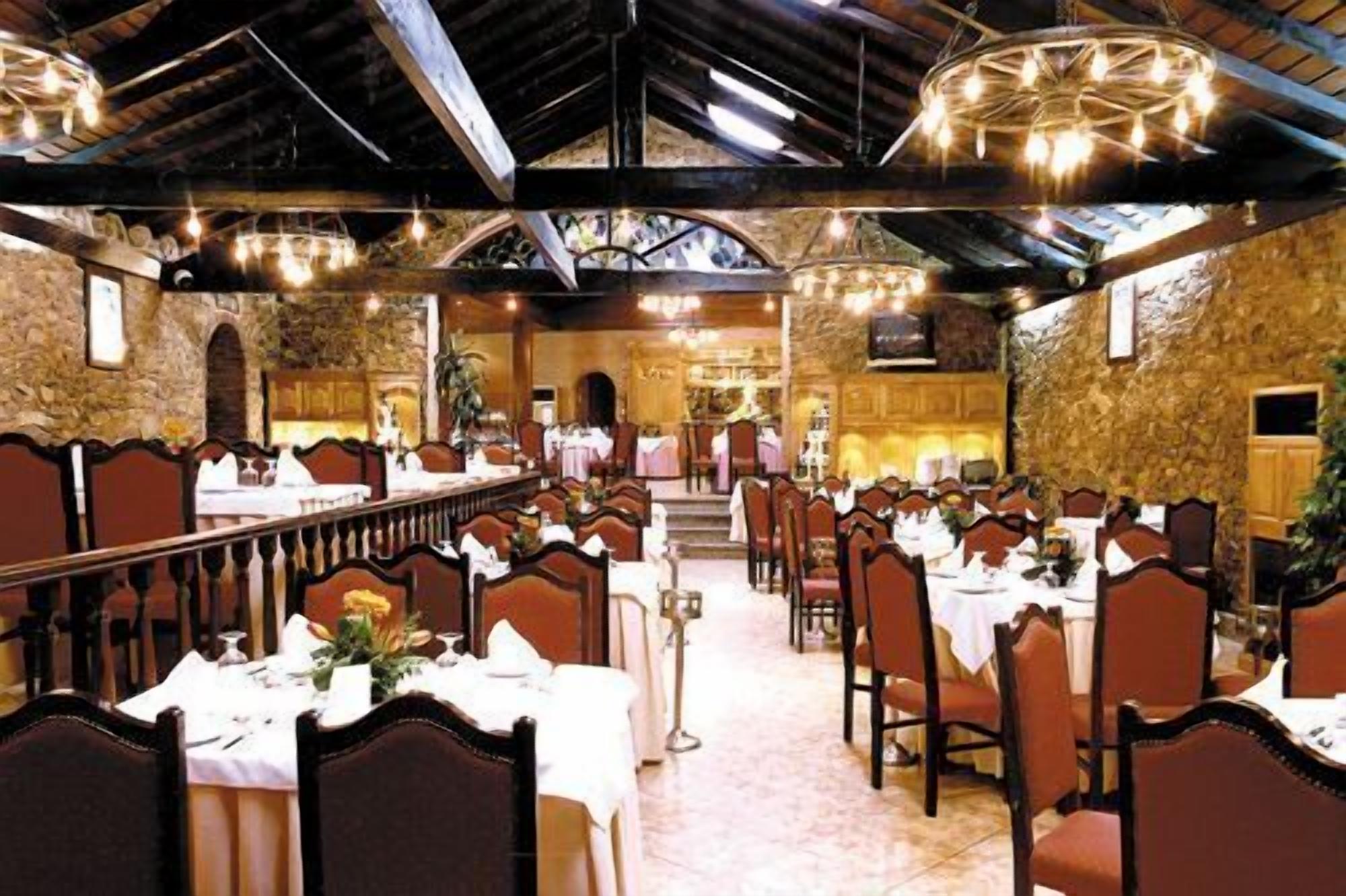 Déjeuner et dîner servis sur place, spécialités Cuisine régionale