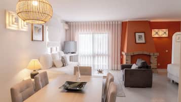 Appartement, 1 slaapkamer | Woonruimte | Een lcd-televisie