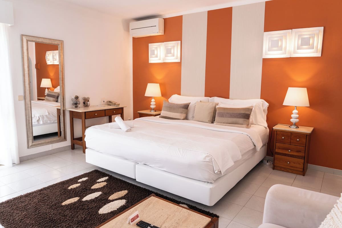 Studio | 1 bedroom, in-room safe, individually decorated, iron/ironing board