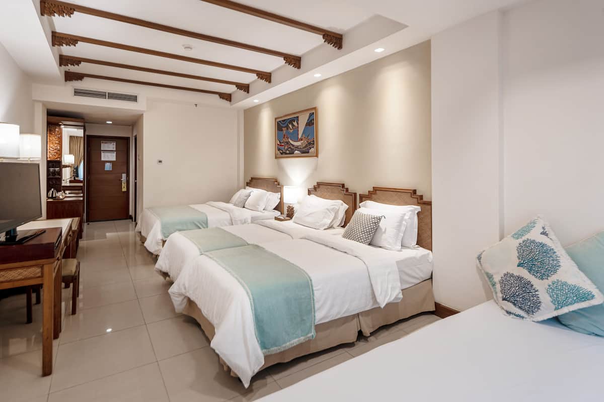 Familiekamer, meerdere bedden (Superior Family Room) | 1 slaapkamer, een minibar, een kluis op de kamer, een bureau