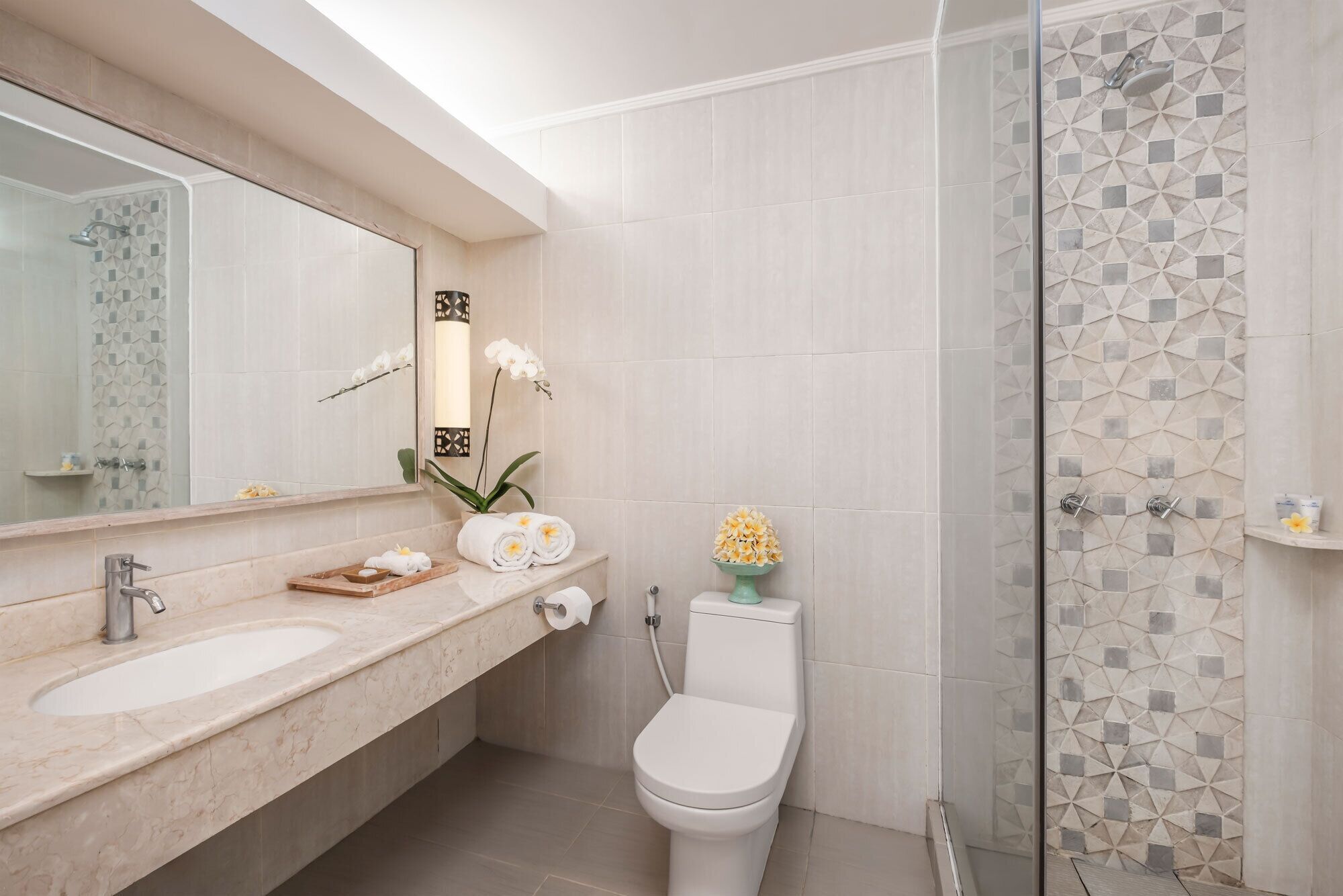 Een badkamer met wastafel, toilet en douche.