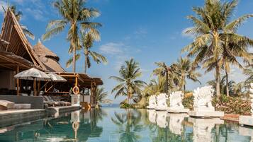 2 albercas al aire libre y camastros