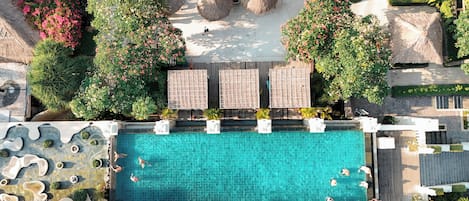 2 piscines extérieures, chaises longues