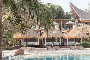 2 outdoor pools, pool loungers