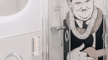 Classic Double Room | Bathroom | Shower, hair dryer, towels