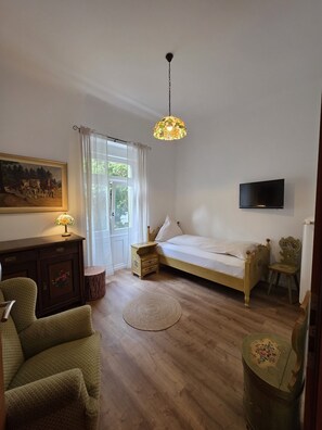 Hypo-allergenic bedding, individually furnished, desk, laptop workspace - Hotel Arabella (Bad Nauheim)