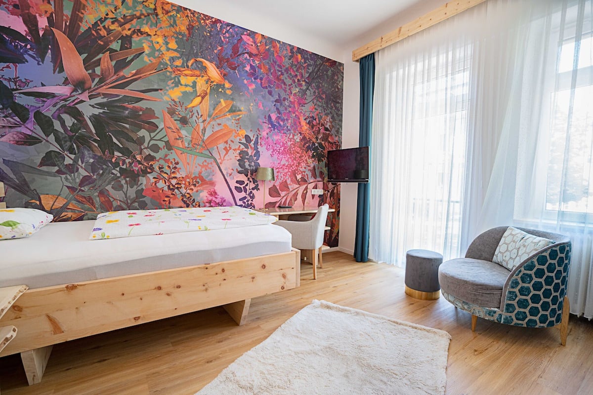 ห้องคอมฟอร์ทซิงเกิล, ห้องน้ำส่วนตัว (Einzelzimmer mit Balkon) | เครื่องนอนป้องกันสารก่อภูมิแพ้, โต๊ะทำงาน, พื้นที่ทำงานแบบใช้แล็ปท็อป