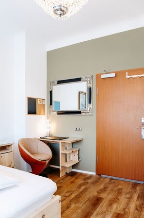 コンフォート シングルルーム 専用バスルーム (Einzelzimmer mit Balkon) | 低刺激性寝具、客室ごとに異なるインテリア、デスク、ノートパソコン用作業スペース