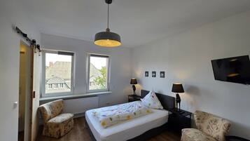 Basic Single Room, Private Bathroom | Hypo-allergenic bedding, individually furnished, desk, laptop workspace