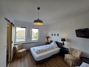 Hypo-allergenic bedding, individually furnished, desk, laptop workspace - Hotel Arabella (Bad Nauheim)