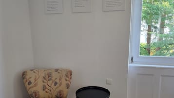 Ropa de cama hipoalergénica, muebles diferentes y escritorio