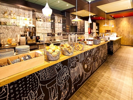 Colazione a buffet a pagamento, servita tutte le mattine . ibis Berlin City Potsdamer Platz